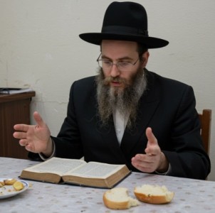 אם יש ענין לשייר מעט מפתו לברכת המזון